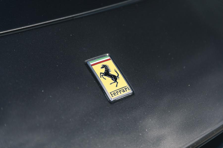 Логотип Ferrari F12berlinetta 2014 года  (UK) (фото 241 из 276)